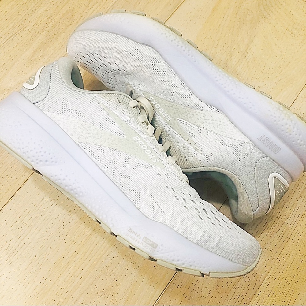 Brooks Ghost Womens White Running Shoes - Picture 2 of 8